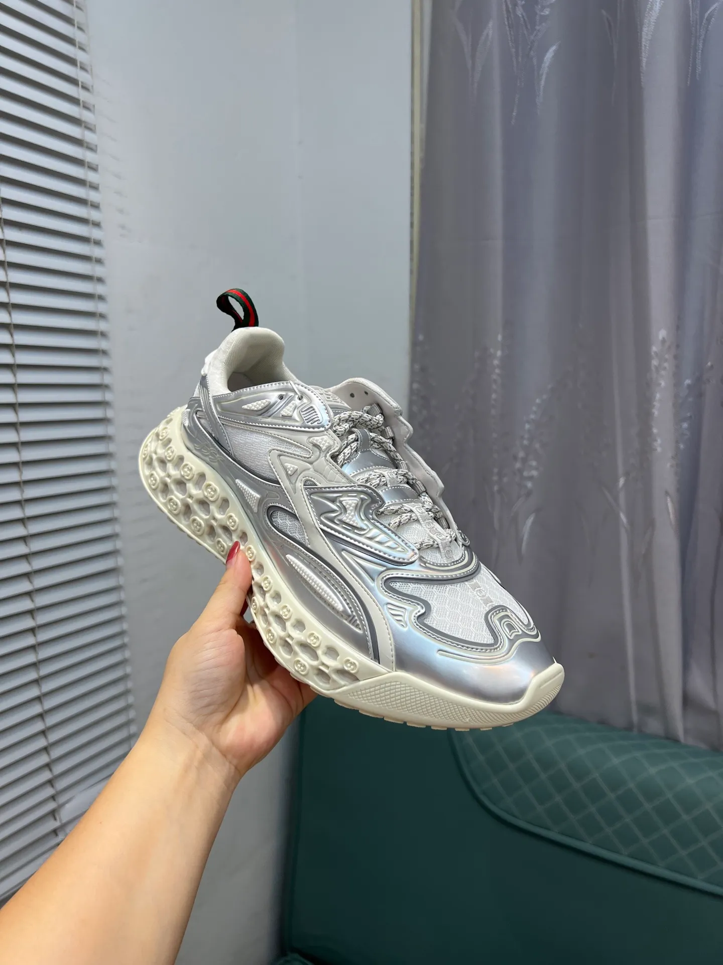 Men's Men's Shoes 💰900 Gucci Gucci 2.0 Sports Shoes Couple's Style Retro Casual Shoes Running Shoes Original Purchase, Development, Production Gucci 2.0 Sports Shoes reinterpret the brand's iconic striped webbing elements. This sneaker reinterprets the iconic details, using thick EVA soles with a smart silhouette, bringing a stable and comfortable wearing experience. Exquisite packaging at the delivery counter. Fabric: original imported cowhide + technical fabrics. Lining: original imported breathable mesh. Sole: original molded ultra-light foam rubber. Bottom thickness: 4CM. Size: 35-40 for women / 39-45 for men.